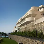 Mara's Higueron West: Spacious Terrace & Sun-soaked Garden Apartment *
