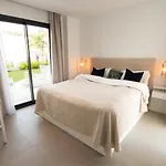 Mara's Higueron West: Spacious Terrace & Sun-soaked Garden Apartment *
