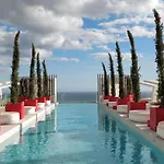 Mara's Higueron West: Spacious Terrace & Sun-soaked Garden Apartment *