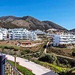 Mara's Higueron West: Spacious Terrace & Sun-soaked Garden Apartment *