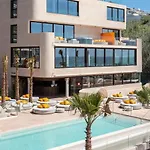Mara's Higueron West: Spacious Terrace & Sun-soaked Garden Apartment *