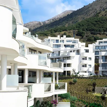 Mara's Higueron West: Spacious Terrace & Sun-soaked Garden Fuengirola