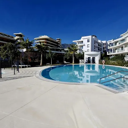 Mara's Higueron West: Spacious Terrace & Sun-soaked Garden Fuengirola