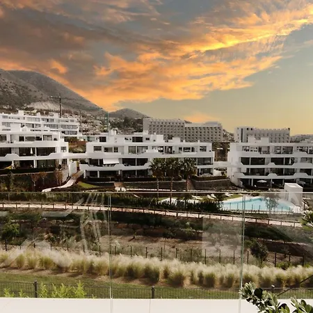 Mara's Higueron West: Spacious Terrace & Sun-soaked Garden Fuengirola