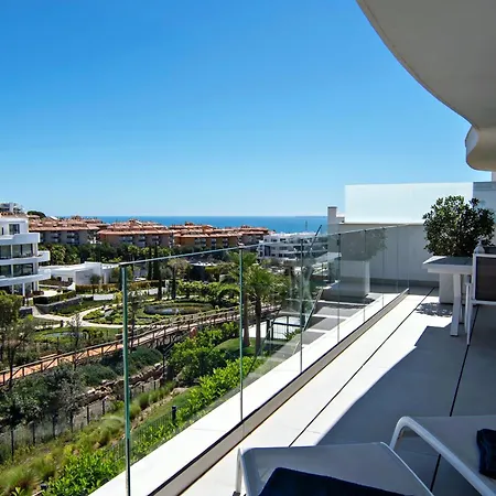 Mara's Higueron West: Spacious Terrace & Sun-soaked Garden Apartment Fuengirola