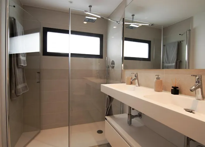 Mara's Higueron West: Spacious Terrace & Sun-soaked Garden Apartment Fuengirola