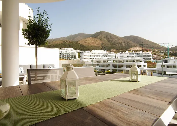 Mara's Higueron West: Spacious Terrace & Sun-soaked Garden Apartment Fuengirola
