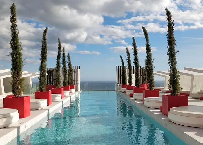 Mara's Higueron West: Spacious Terrace & Sun-soaked Garden Apartment *