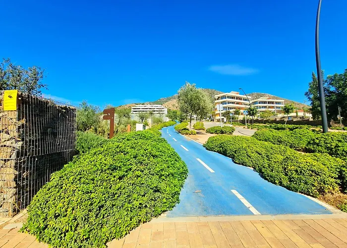Mara's Higueron West: Spacious Terrace & Sun-soaked Garden Apartment Fuengirola